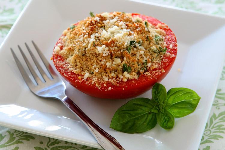 Tomate relleno hecho en el horno.