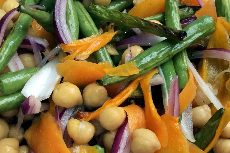 Enslada de garbanzos y hortalizas asadas con alño de hummus.
