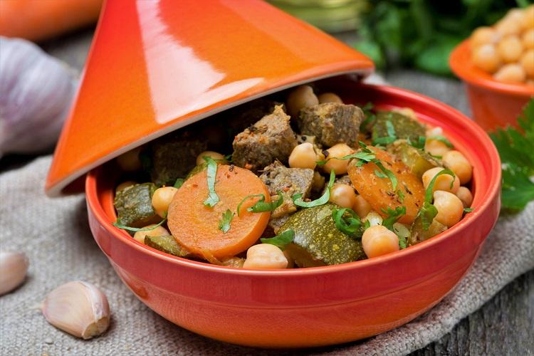 Un tayín con un guiso de garbanzos y carne.