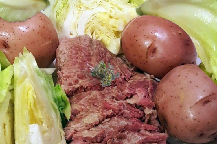 CArne, repollo y patatas.