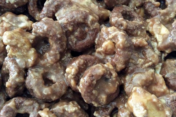 Dulce crujiente de círculos de chocolate y chocolatinas endureciéndose.