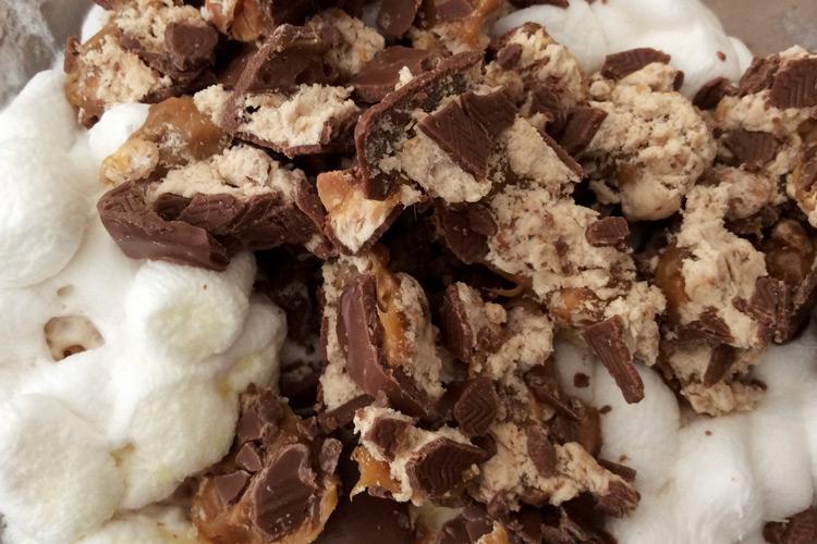 Mezcla de chocolatinas, mantequilla y malvavisco fundido para dulce crujiente.