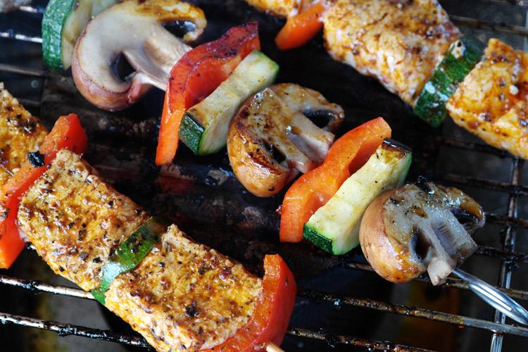 Brochetas de pollo y de verduras, bajas en grasa, en la parrilla.