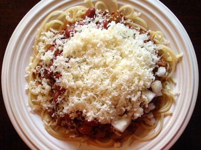 Chile al estilo de Cincinnati sobre pasta.