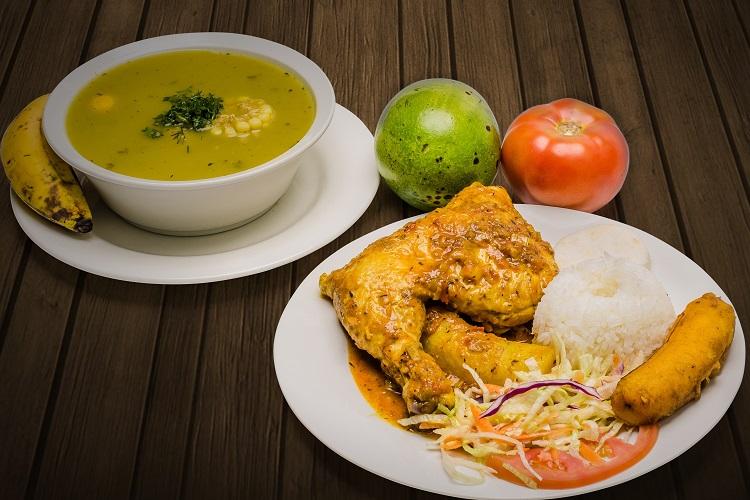 Sancocho de gallina en la mesa.