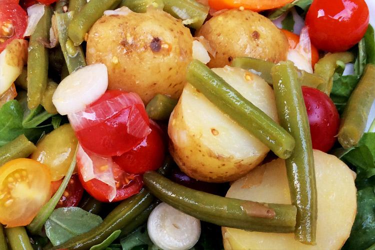 Ensalada templada de patatas y judías verdes con aliño de limón.