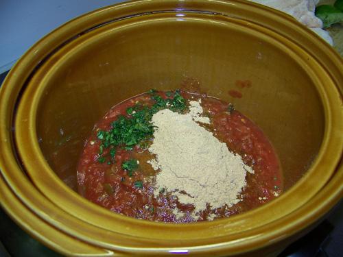 Condimentos para tacos en lebrillo de cerámica.
