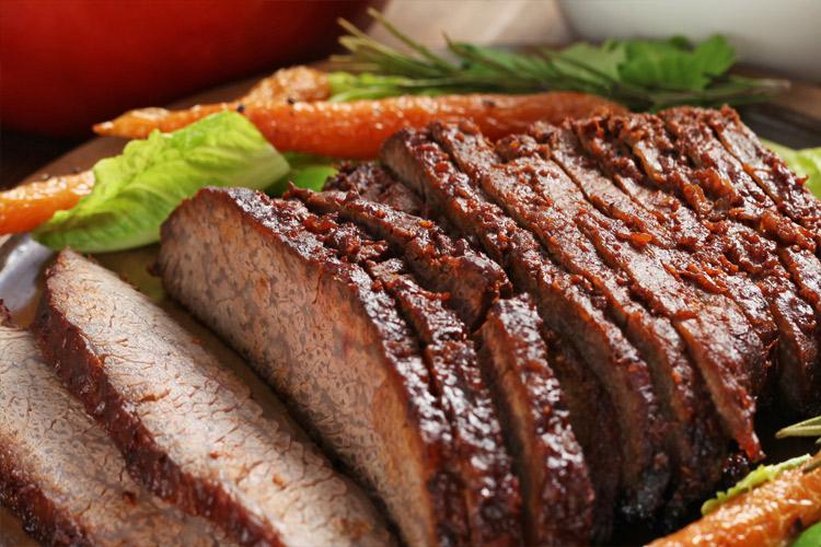 Pecho de ternera guisado cortado en lonchas gruesas. Este corte de carne queda tierno y suculento cuando se guisa a fuego lento en su jugo, o con muy poco líquido.