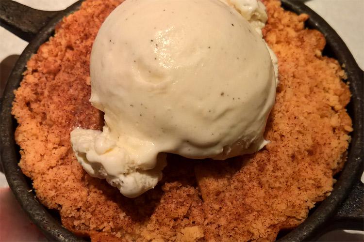 Apple brown Betty individual con helado de vainilla.