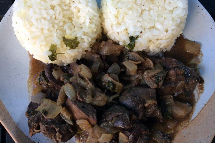 Higaditos de pollo encebollados con arroz blanco moldeado.