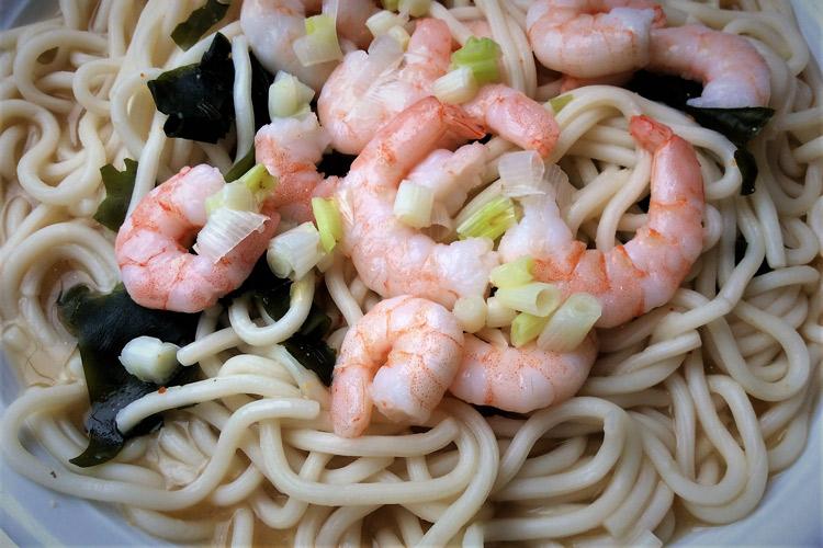 Fideos orientales ramen con gambas.