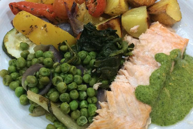 Salmón con salsa de hierbas, verduras asadas y guisantes a la francesa.
