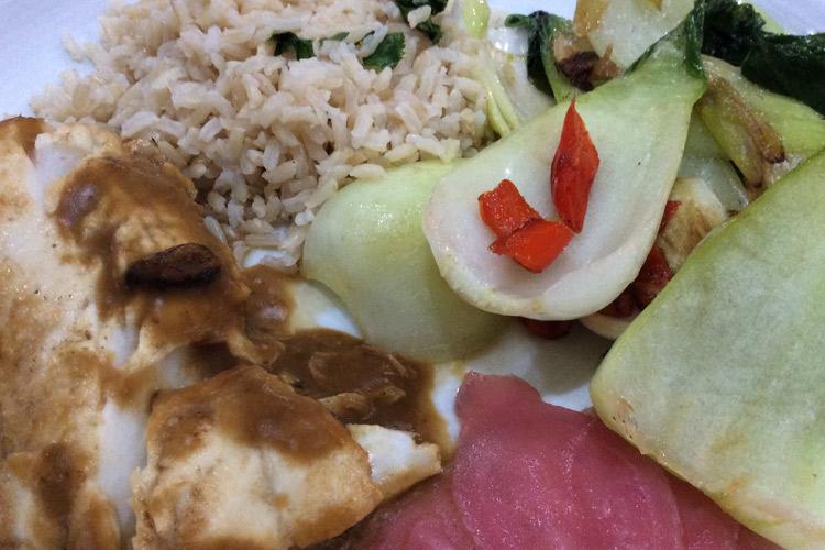 Bacalao con salsa miso, pak choi salteado con chile, arroz hervido en leche de coco y jengibre en vinagre.