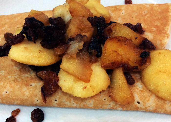 Manzanas caramelizadas con pasas y crepes, un plato al estilo belga.
