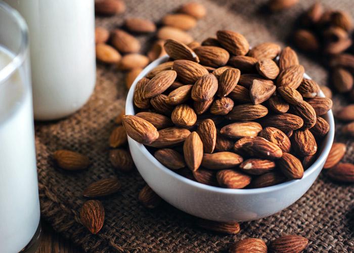 Leche de almendras y almendras crudas.