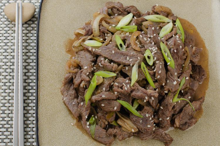 Carne bulgogi con cebolleta y sésamo.