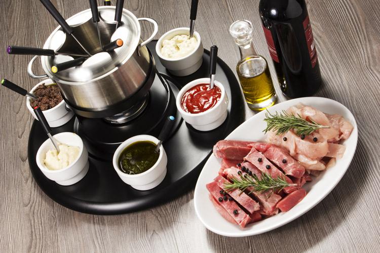 Fondue bourguignonne con carne y pollo.