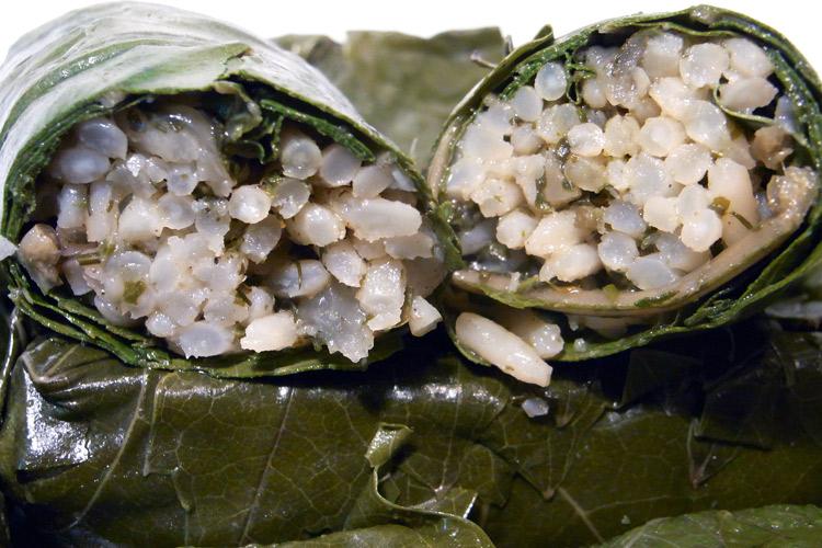 Dolmas, o dolmades, rellenas de arroz.