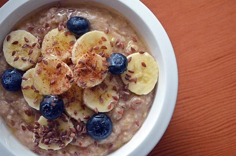 Muesli con plátano, arándanos azules, linaza y canela.