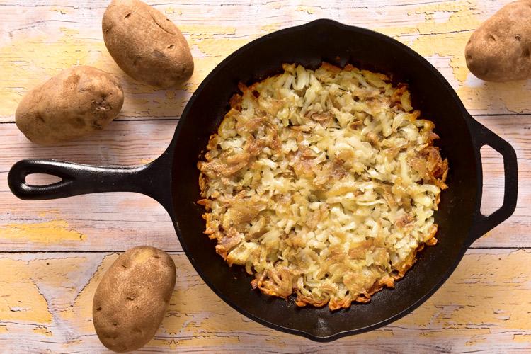 Rosti de patata en una sartén.