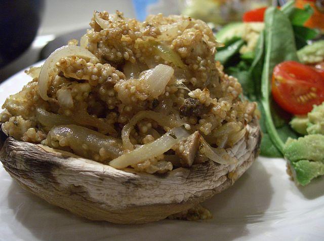 Champiñón relleno con quinua especiada.