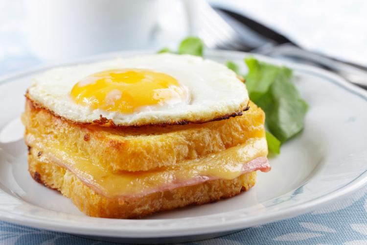 Croque madame, un croque monsieur con un huevo a caballo.