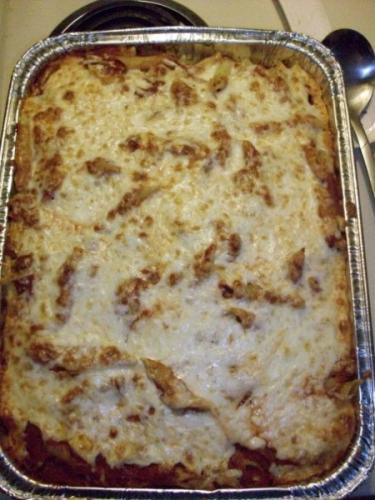 Macarrones al horno en una fuente de aluminio.