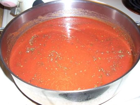 Salsa de tomate en bol metálico.