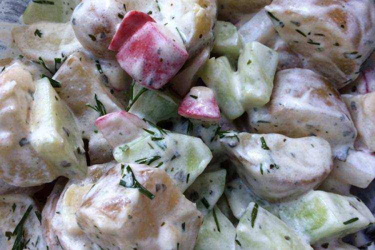 Detalle de ensalada alemana de patata al eneldo.