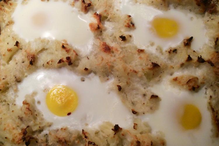 Huevos al plato con puré de patata y salchichas, estilo suizo.