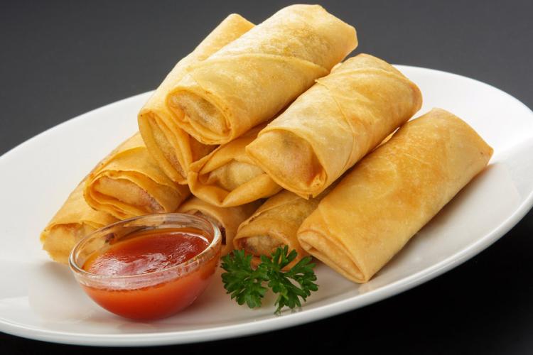 Rollitos de primavera en un plato con salsa dulce de chile.