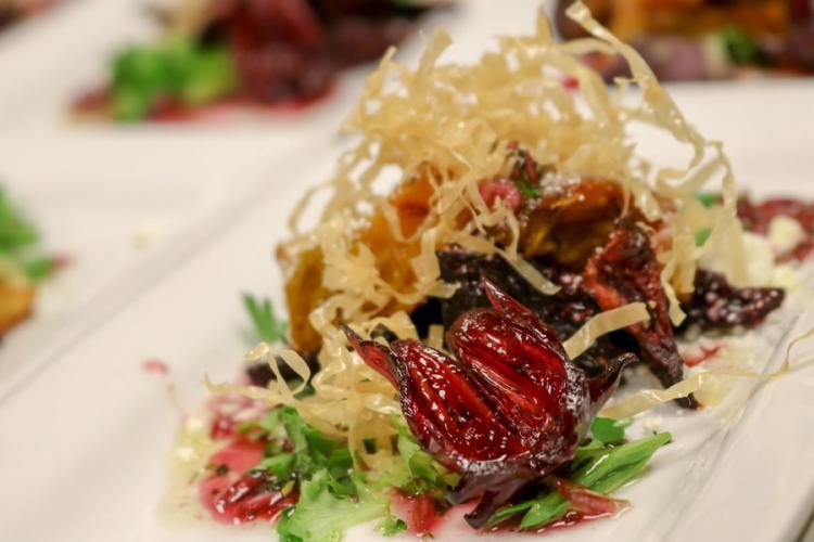 Plato gourmet con alimentos biológicos en Colorado Springs.