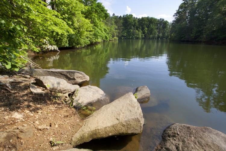 Vista del lago Norman, Carolina del Norte.