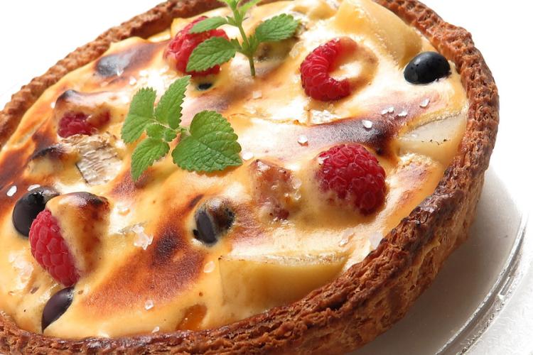Tarta de mermelada, fruta y crema inglesa.