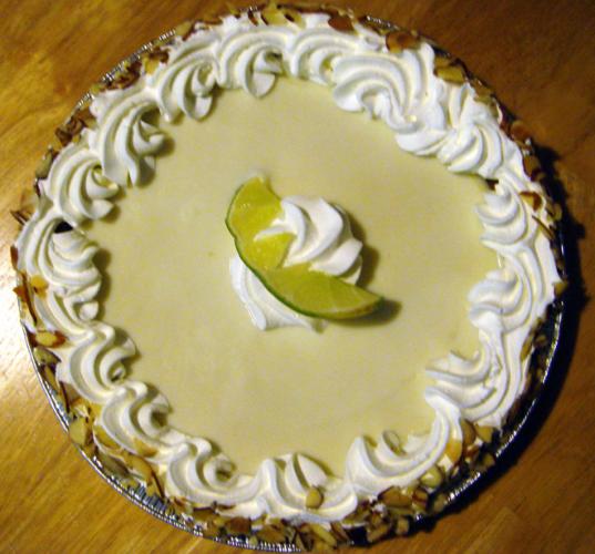 Tarta de lima de los Cayos decorada con nata montada.