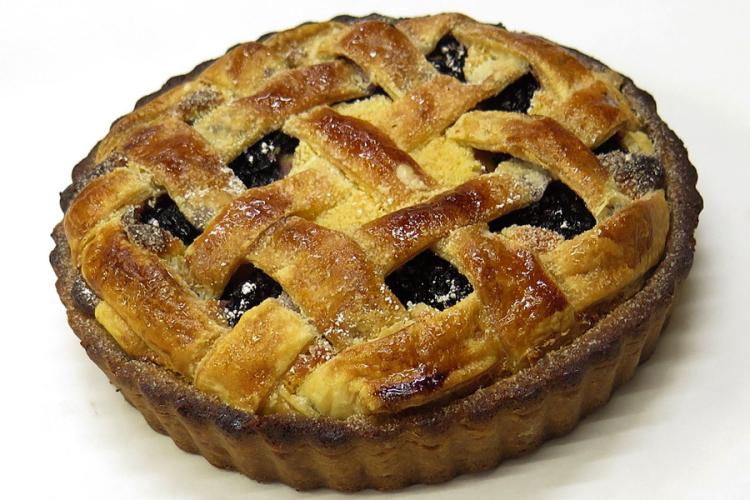 Tarta de frutas cubierta con enrejado de masa.