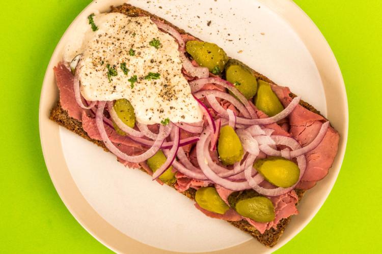 Bocadillo abierto de carne asada.