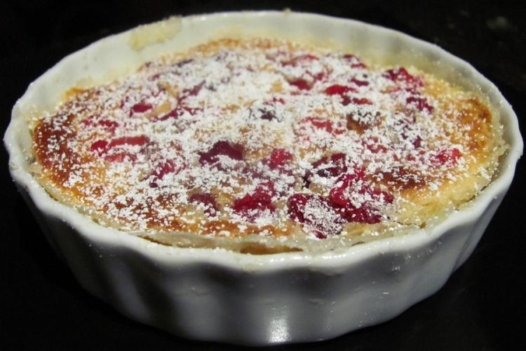 Clafoutis de cerezas recién salido del horno.
