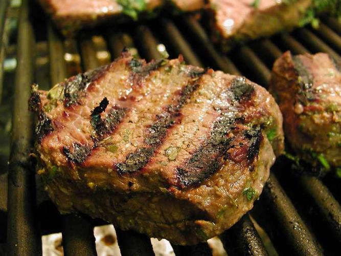 Filete de solomillo adobado en la barbacoa.