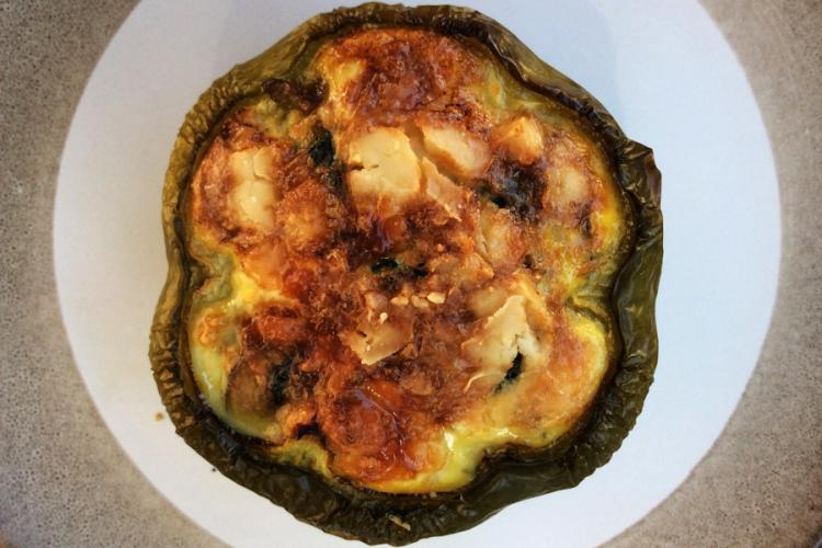 Pimiento relleno de flan de champi;ones y espinacas.