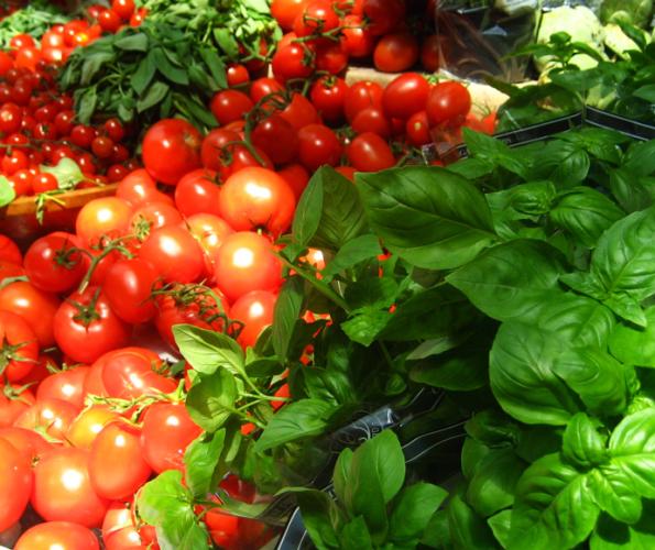 Tomates y albahaca en el mercado.