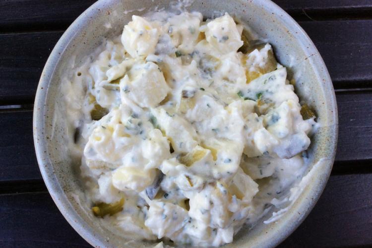 Ensalada de patata al estilo norteamericano con aliño de mayonesa y nata.