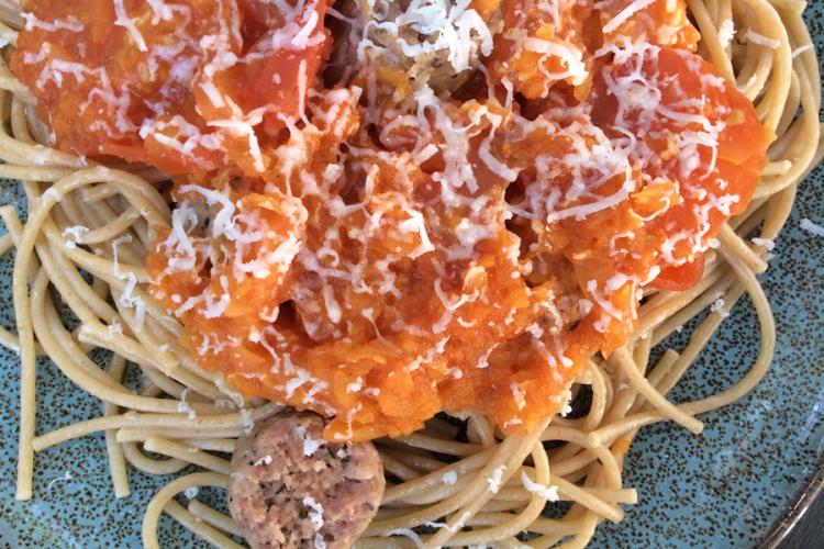 Pasta con salsa de tomate en un plato.