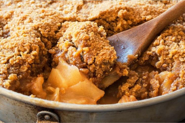 Postre de manzana con migas dulces desaliñadas.