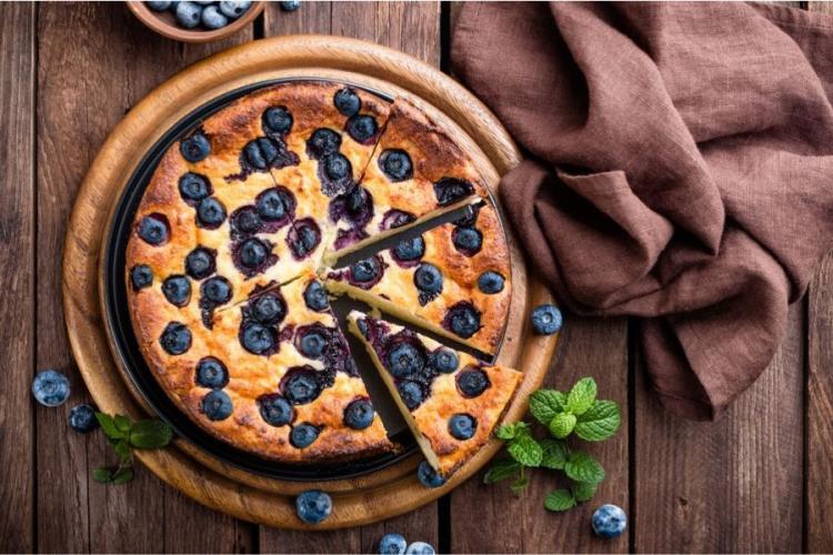Tarta con arándanos azules.