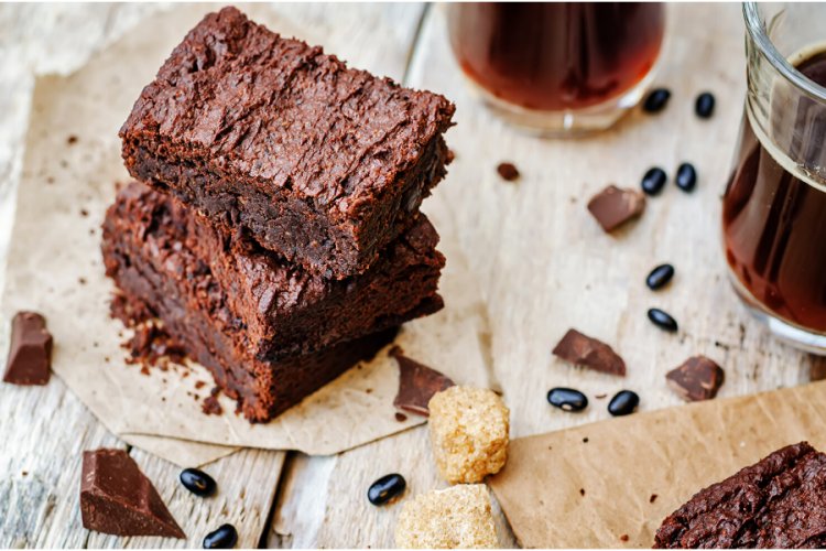 El aspecto que deben tener los brownies de chocolate y café una vez hechos.