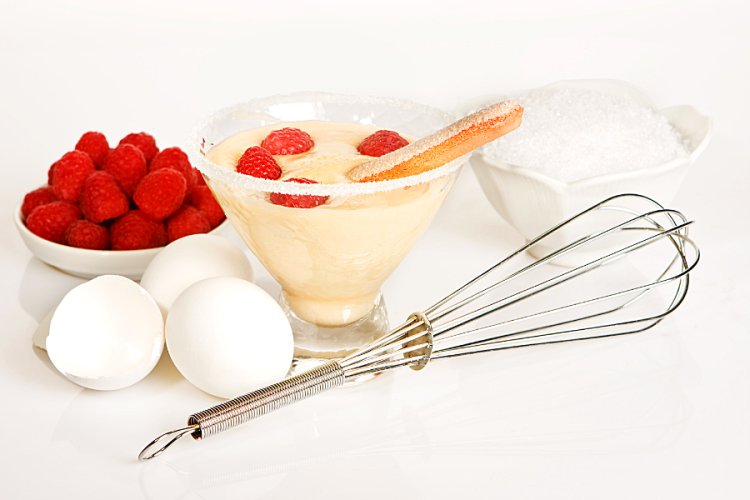 Sabayón con frambuesas y algunos de sus ingredientes.