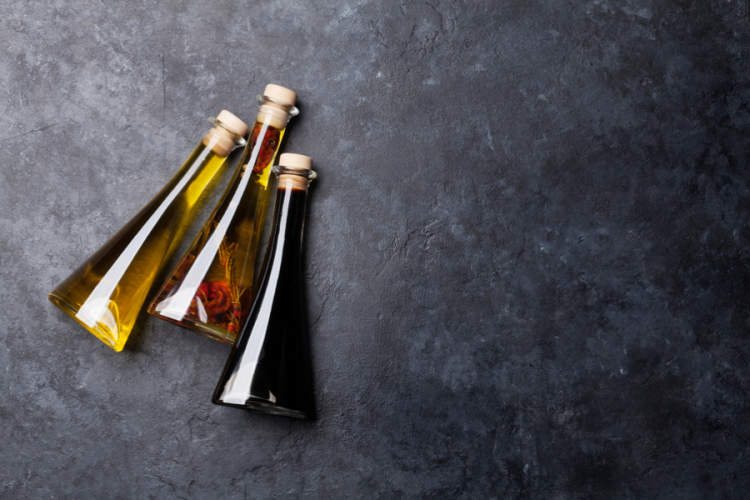 Diferentes vinagres aromatizados en botellas.