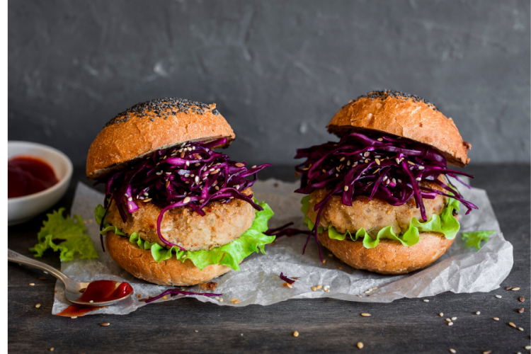 Hamburguesas de alubias blancas y arroz en bollos con lombarda.