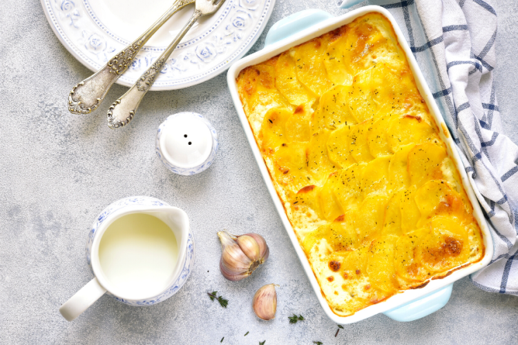 Patatas y puerros gratinados con nata líquida, ajo y hierbas.